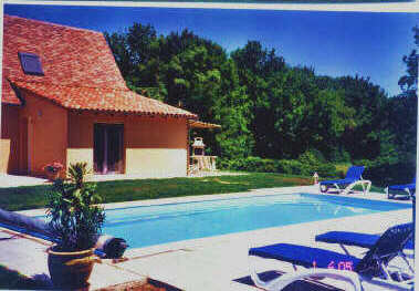 GITE LES BUIS AVEC PISCINE PRIVEE A LOUBRESSAC