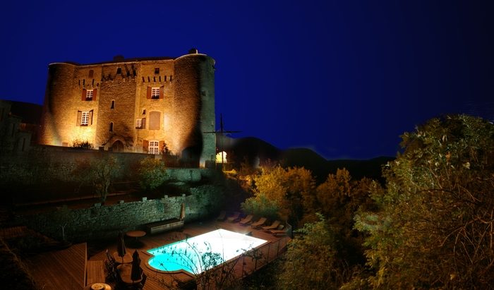 Château médiéval avec piscine pour 27 personnes