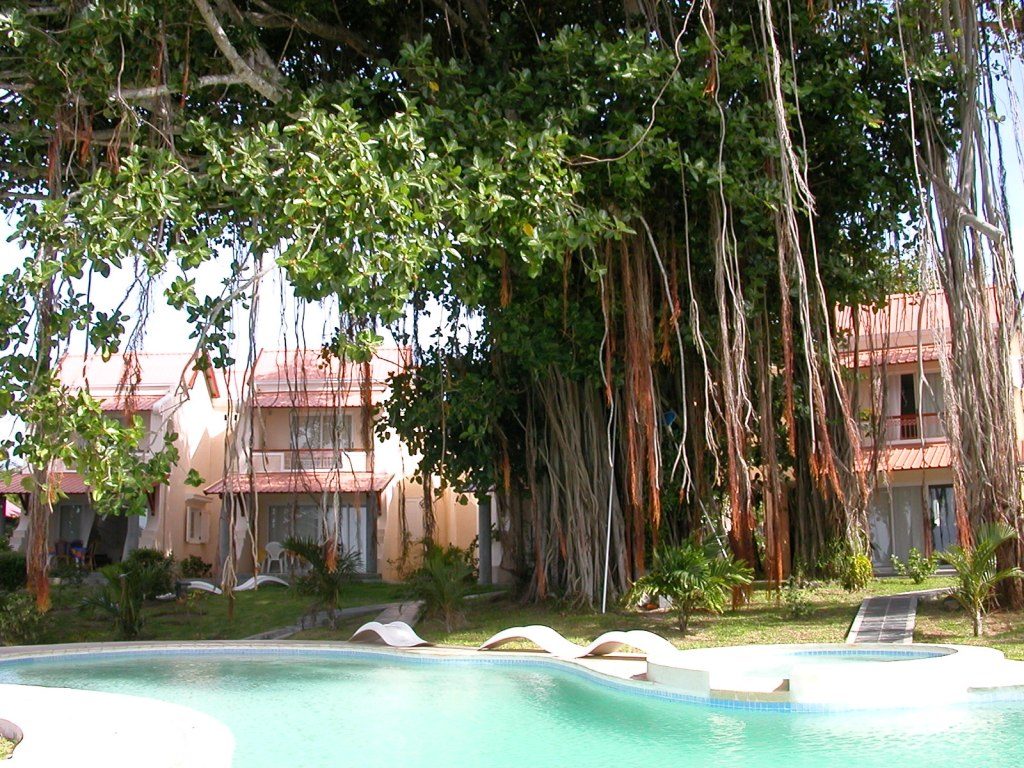 Ile Maurice, bungalows sur la plage et pieds dans l'eau