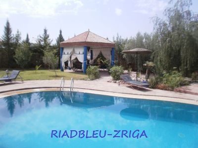 Location d'une villa avec piscine et vue sur l'Atlas