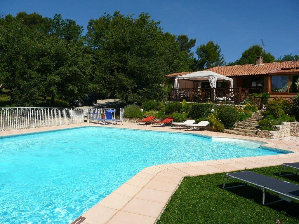Chambres d'hôtes de charme dans les Bouches du Rhône, piscine chauffée jacuzzi