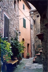 APPARTEMENT TRES CARACTERISTIQUE Á PEU DE KILOMETRES DE LA MER ET DES VILLES D'ART DE LA TOSCANE