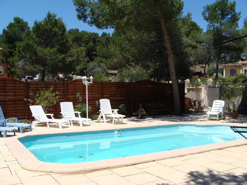 Sud France: gîte avec piscine privée dans pinède