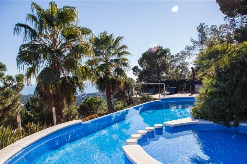 8 people in luxury villa in Lloret de Mar, Spain